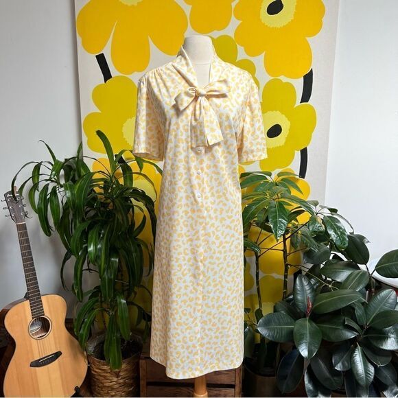 Vintage 1980s Yellow Leopard Print Popover Pussybow  1/4 Button Up Dress - Picture 3 of 8